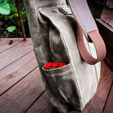 Load image into Gallery viewer, Exterior Side Pocket - Optional for Your Custom Sunday Golf Bag